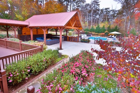 Outdoor Paradise with Private Exclusive Pool, HotTub, Firepit and Entertainment