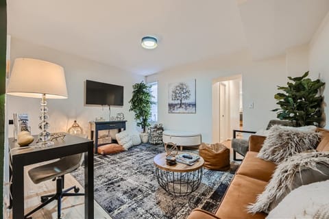 Living room with office, TV and plenty of comfortable seating