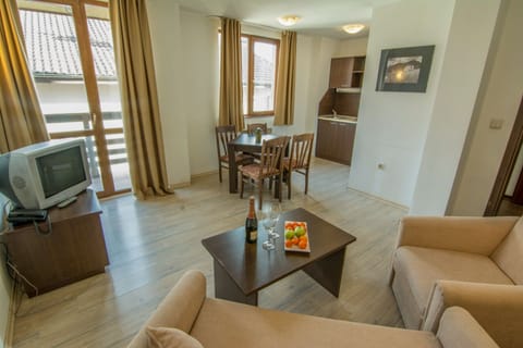 Apartment, 1 Bedroom, Balcony | Dining