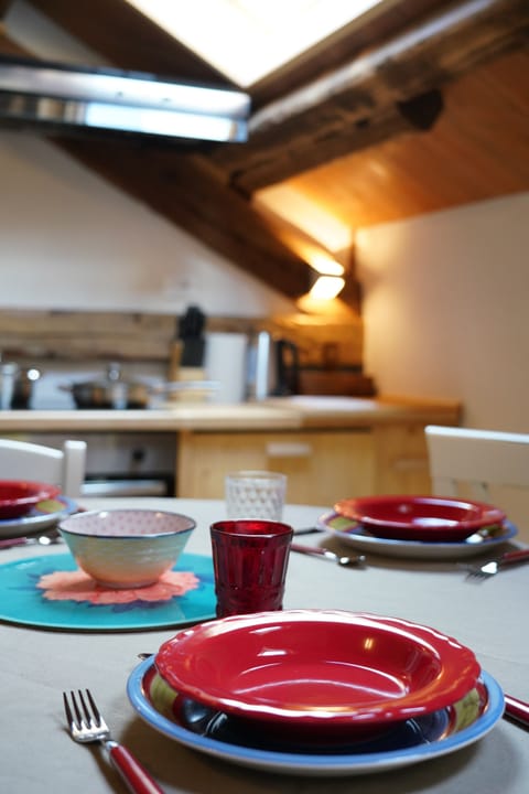 Full-size fridge, oven, stovetop, dishwasher