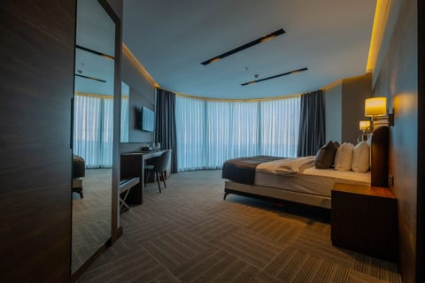 Panoramic Room | Minibar, in-room safe, laptop workspace, soundproofing