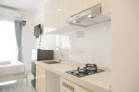 Studio | Private kitchen | Full-size fridge, stovetop