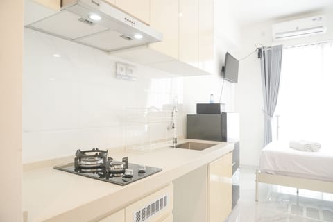 Studio | Private kitchen | Full-size fridge, stovetop