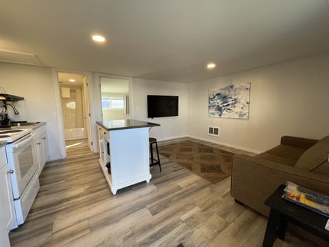Basic Suite, 1 Bedroom | Living area