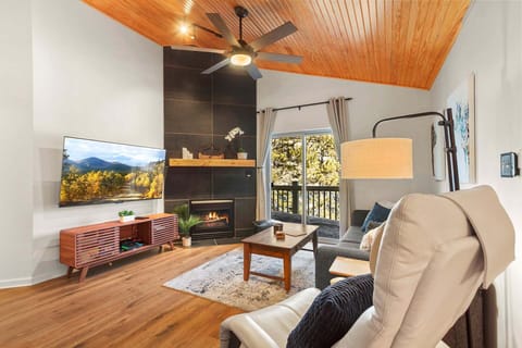 Cozy Fireplace Gathering — Snuggle into the plush living space beside the grand gas fireplace, with a large Smart TV ready for movie nights and game days. 🔥📺