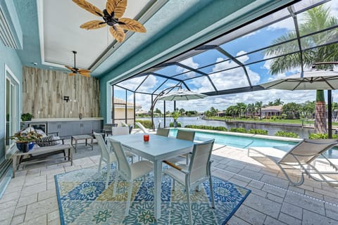 Outdoor Dining (Lanai)
Elegant alfresco dining with serene canal views.