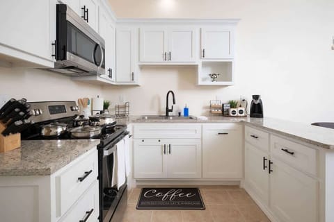 Fully equipped kitchen – Whip up your favorite meals with ease using top-notch appliances and cookware. Whether you're a gourmet chef or simply enjoy homemade comfort food, our kitchen has everything you need to satisfy your culinary cravings."