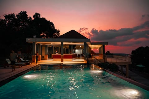 2 outdoor pools