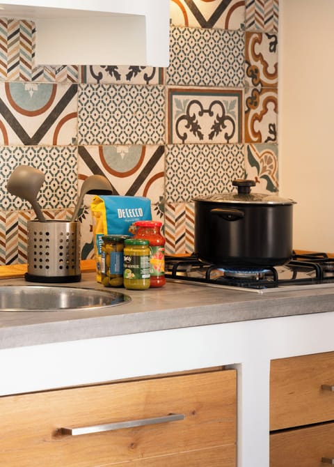 Apartment 104 | Private kitchen | Full-size fridge, microwave, oven, stovetop