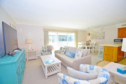 Condo, 2 Bedrooms | Living area
