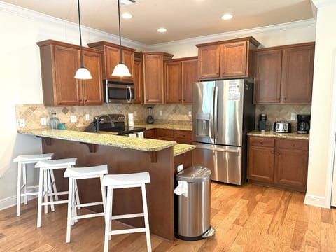 Kitchen and Breakfast Bar