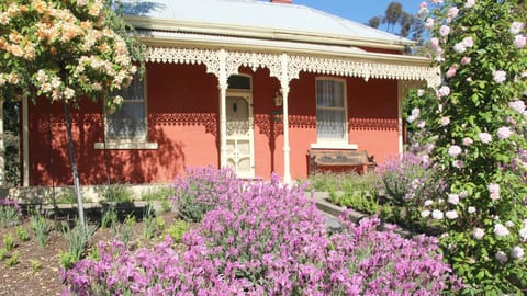 Winton Cottage - Front of House