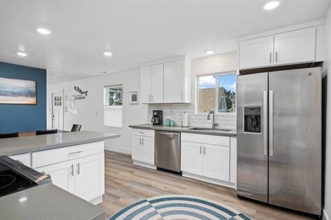 Cook delicious meals for breakfast, lunch, and dinner in this fully equipped kitchen. We suggest grabbing some seafood from a local market.