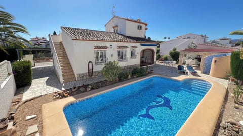 casa y piscina