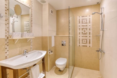 Deluxe Double Room | Bathroom | Free toiletries, hair dryer, slippers, towels