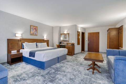 Deluxe Double Room | Minibar, in-room safe, desk, blackout drapes