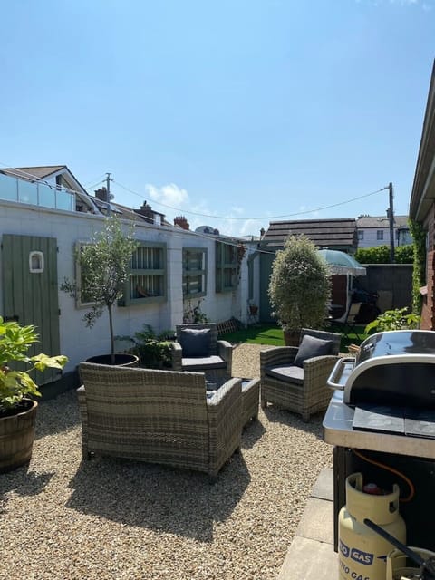 Guest garden with BBQ and lounge area