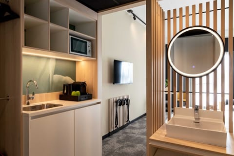 Comfort Room | Minibar, in-room safe, bed sheets