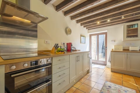 Ground floor:  Ample kitchen facilities
