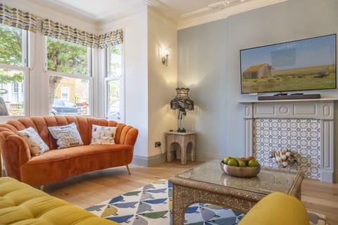 St Edmunds View, Hunstanton: Sitting room with ample comfortable seating