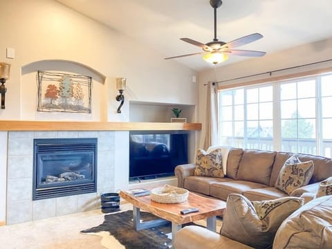 Living Room | Queen-size Pull-out Sofa