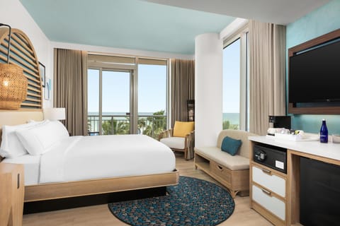 1 KING CORNER WITH PARTIAL OCEAN VIEW | Egyptian cotton sheets, premium bedding, pillowtop beds, in-room safe