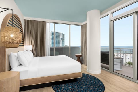 SUPERIOR 1 KING OCEANFRONT W/BALCONY | Egyptian cotton sheets, premium bedding, pillowtop beds, in-room safe