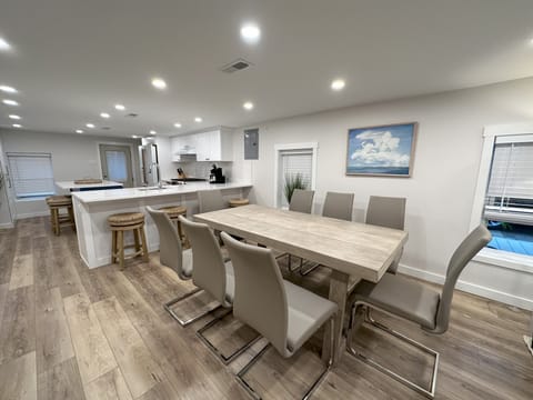 Table for 8 plus island seating