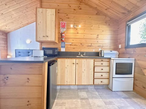 Comfort Studio | Private kitchen | Mini-fridge, oven, stovetop, electric kettle