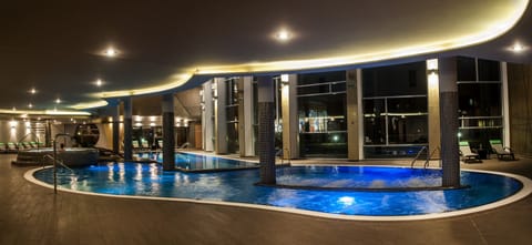 Indoor pool, 2 outdoor pools