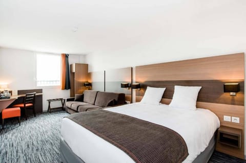 Comfort Quadruple Room | Desk, soundproofing, free WiFi, wheelchair access
