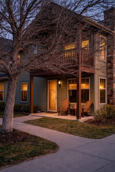 Charming mountain townhome located in Kimball Junction, offering easy access to shopping, dining, trails, and Park City attractions.
