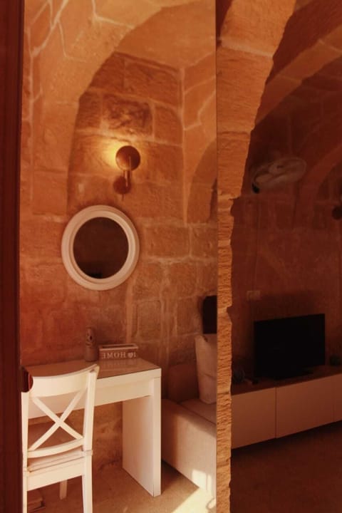 Basic Studio | Desk, iron/ironing board, free WiFi