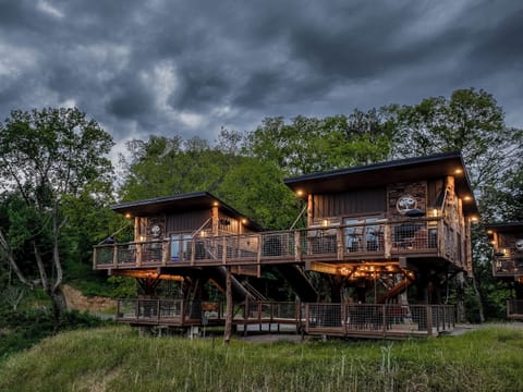 LAND OF THE FREE/HOME OF THE BRAVE - TREEFORT DOUBLE TREEHOUSES - SLEEPS UP TO 12 - CONNECTED WITH A BRIDGE - MOUNTAIN & GOLF COURSE VIEWS - SANCTUARY TREEHOUSE RESORT IN THE SMOKIES