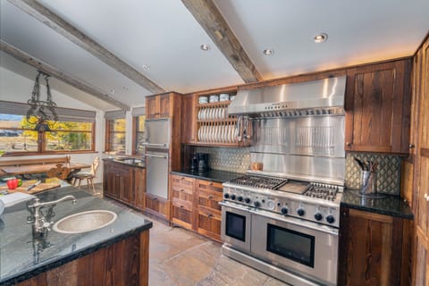 3.3-mountain-house-mountain-village-kitchen