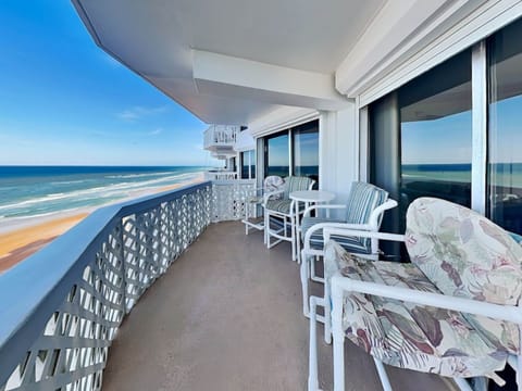 Condo (2 Bedrooms) | Front of property