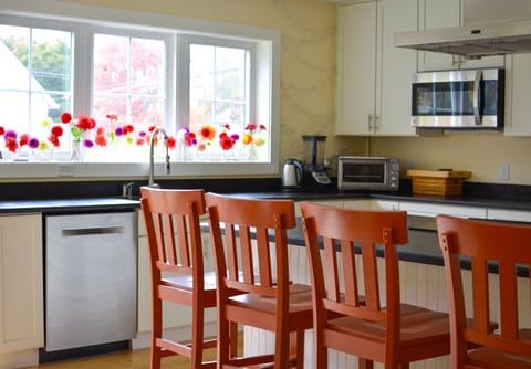 Mingle and cook with counter seating for 4