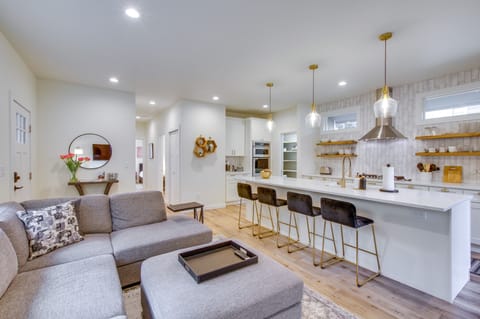 Kirkland Vacation Rental | 2BR | 2BA | Step-Free Access | 900 Sq Ft