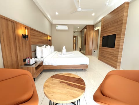 Desk, soundproofing, rollaway beds, free WiFi