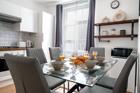 City Apartment | Private kitchen | Full-size fridge, microwave, oven, stovetop