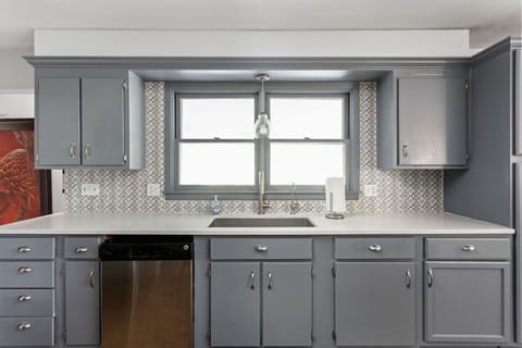 -Large sink for convenience
-Dishwasher for easy cleanup after dinner