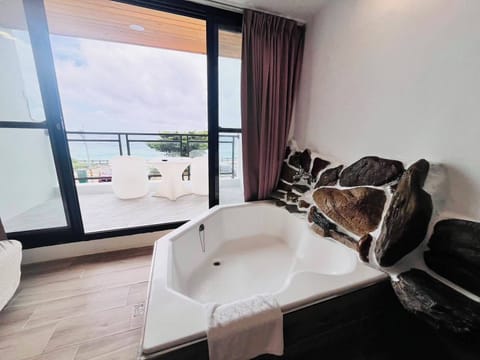 Deluxe Double Room, 1 Double Bed, Balcony, Ocean View | Bathroom | Free toiletries, hair dryer, slippers, towels