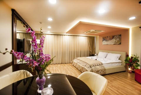 Double or Twin Room | Minibar, in-room safe, desk, laptop workspace