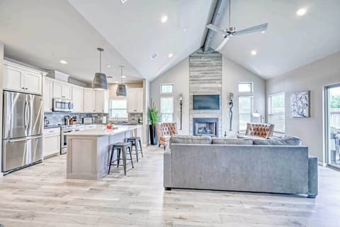 Condo, Multiple Beds, Hot Tub, City View (807 E Hwy St #103) | Interior