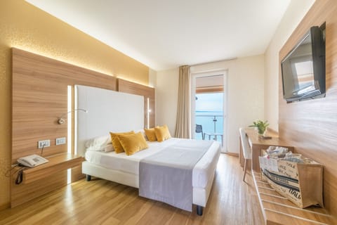 Deluxe Double Room | Minibar, in-room safe, blackout drapes, soundproofing