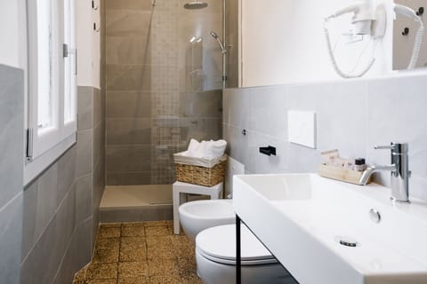 Comfort Triple Room | Bathroom | Shower, rainfall showerhead, hair dryer, bidet