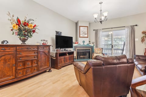 San Antonio Vacation Rental | 2BR | 2.5BA | 1,312 Sq Ft | Stairs Required