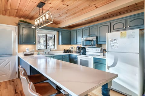 Kitchen includes dishwasher, Keurig & regular coffee pot, plates/utensils & more