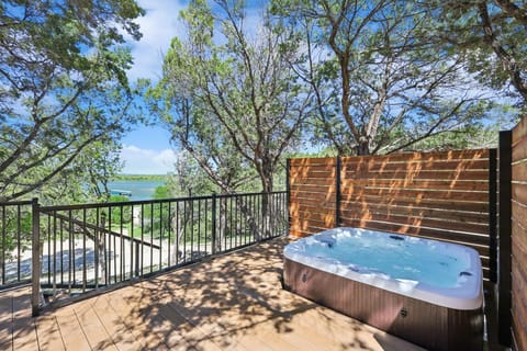 Newly renovated | Hot tub | waterview!