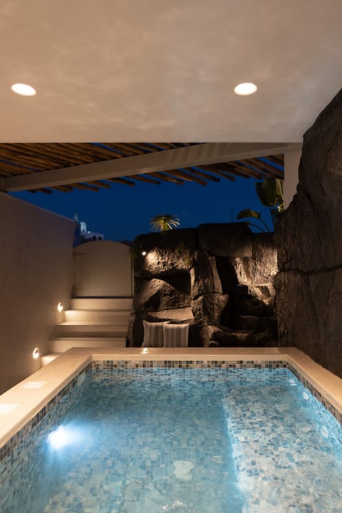 Blue Diamond Suite with Hot Tub | Private spa tub